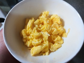 美味蛋炒饭,炒凝固后，立刻盛到碗里。