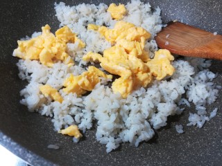 美味蛋炒饭,炒匀后倒入刚才炒好的鸡蛋。