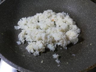 美味蛋炒饭,锅里放少许油，倒入米饭。
