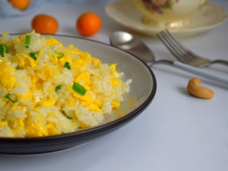 美味蛋炒饭,香喷喷的蛋炒饭，不用菜也能吃下一大碗。