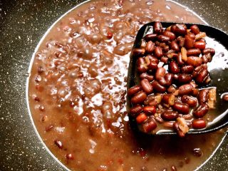 红豆糯米饭,红豆煮到这样就可以了，汤汁剩一点不要煮干