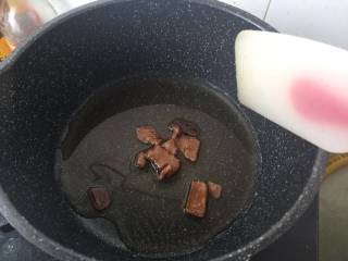 珍珠奶茶（附珍珠做法）,将水和糖放在锅子里加热煮沸