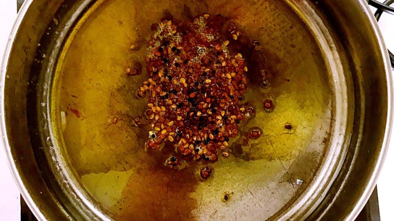 红烧雪鱼,锅里加入大豆色拉油，油温6分热加入所有干调料，炒出香味
