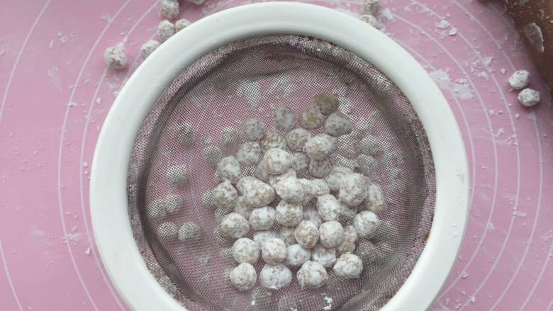珍珠奶茶（附珍珠做法）,用筛子筛一筛  把多余的木薯淀粉筛出去