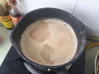珍珠奶茶（附珍珠做法）,加入牛奶  煮5-6分钟