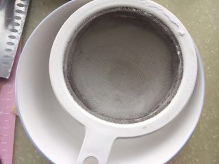 珍珠奶茶（附珍珠做法）,把筛子放在碗上