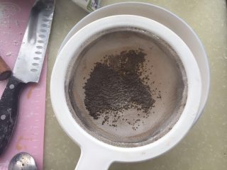 珍珠奶茶（附珍珠做法）,把奶茶过滤出去 用勺子轻轻按压剩下的红茶末