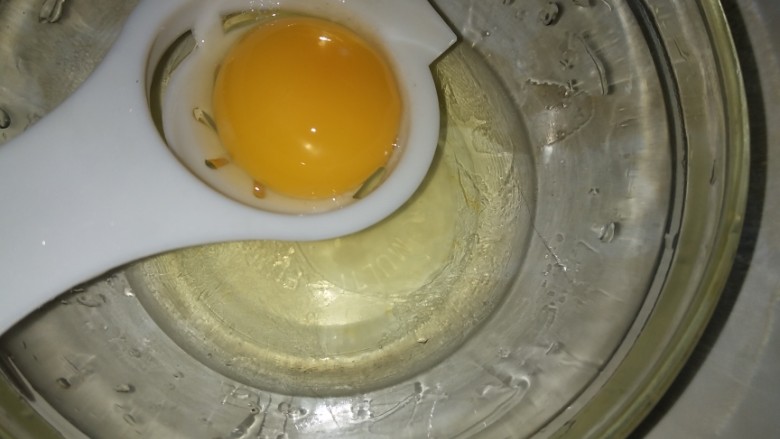 老婆饼,蛋黄蛋清分离，留蛋黄