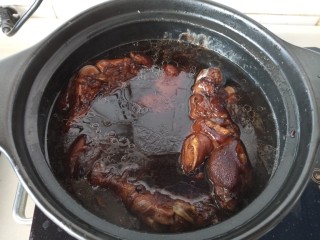 家常烤猪蹄,放入猪蹄中火煮开后小火慢煮到猪蹄软糯，关火浸泡让猪蹄入味