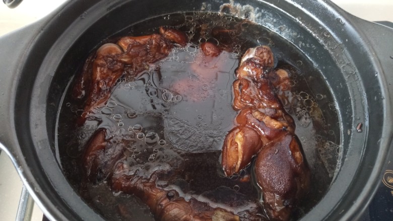 家常烤猪蹄,放入猪蹄中火煮开后小火慢煮到猪蹄软糯，关火浸泡让猪蹄入味