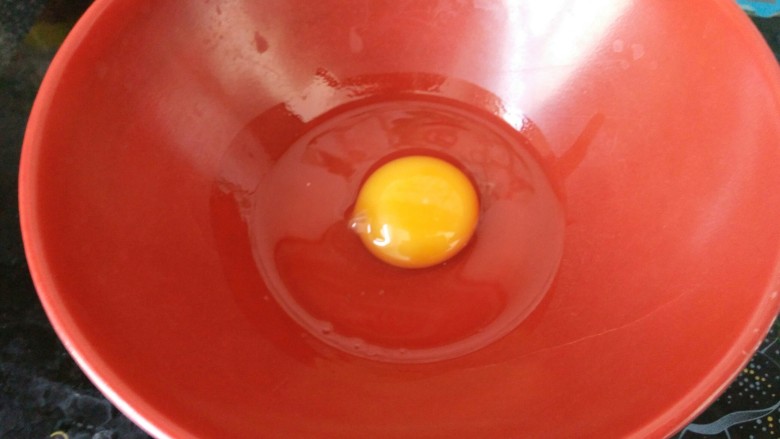炸香椿鱼,趁着腌香椿的时间
我们来做面糊
先将一颗鸡蛋磕入大碗中