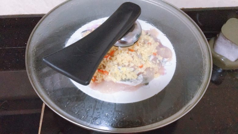 蒸生鱼片,锅内烧开水，放入蒸约8分钟即可