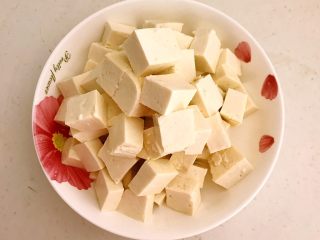 香辣霉豆腐,把豆腐切成1.5㎝见方的小块