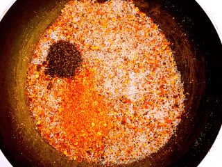 香辣霉豆腐,加入辣椒粉和花椒粉，小火翻炒2分钟即可