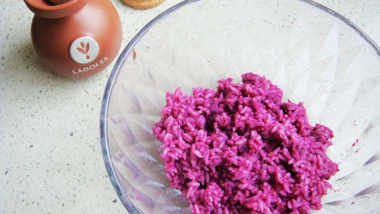 紫薯花瓣寿司,搅拌均匀备用。（醋的酸性能使紫薯泥变成浅紫色）