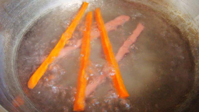 紫薯花瓣寿司,胡萝卜、香肠条入开水锅里烫软。
