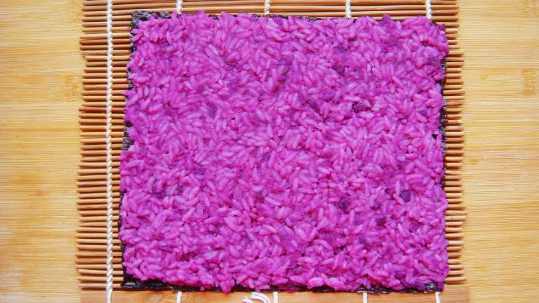 紫薯花瓣寿司,铺上一层紫薯米饭。
