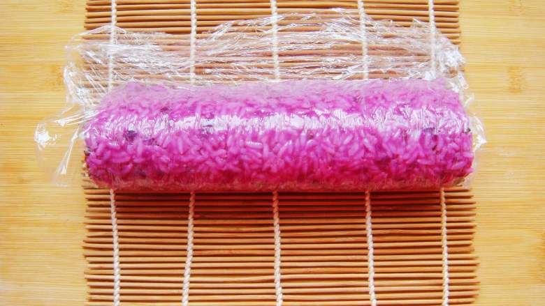 紫薯花瓣寿司,两端对齐按压边缘处，卷成水滴形。