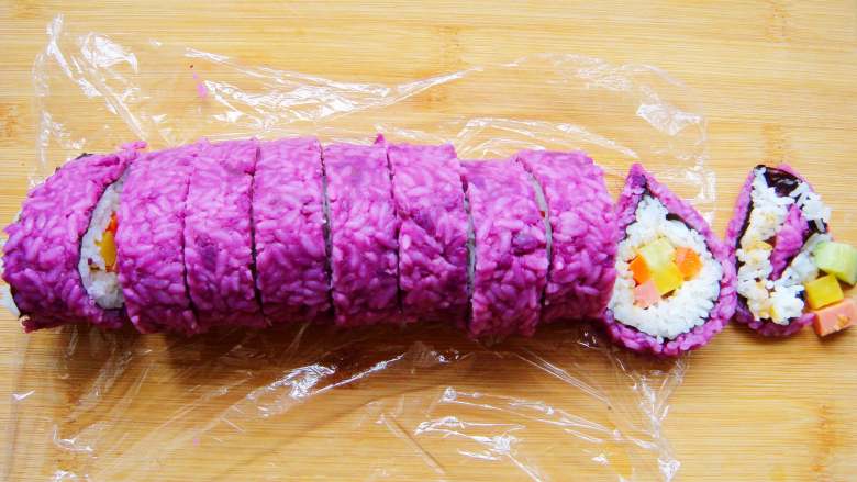 紫薯花瓣寿司,切去两端边缘，切成小段即可装盘。