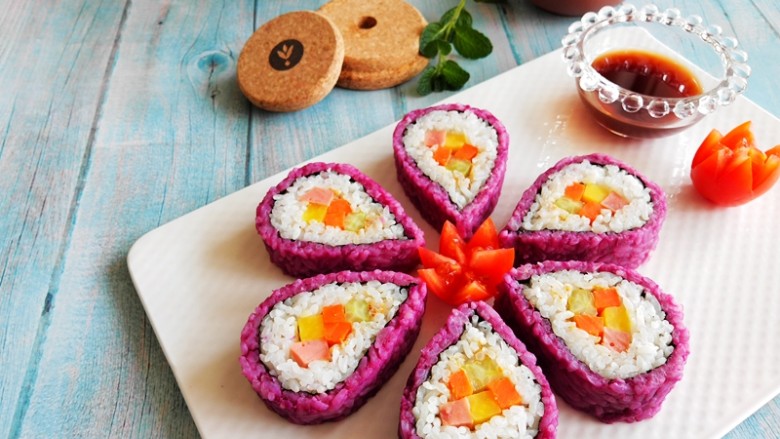 紫薯花瓣寿司,成品图。圣女果刻米字花刀做花心即可。