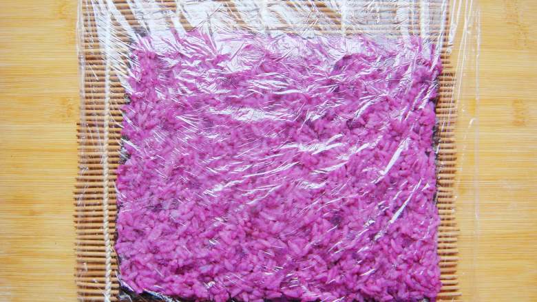 紫薯花瓣寿司,盖上保鲜膜。