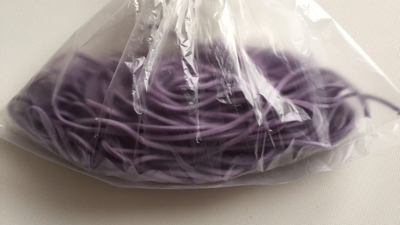 纯正手工紫色面条,装入保鲜袋放入冷冻里面，吃的时候直接下锅，无需解冻，口感是一样的