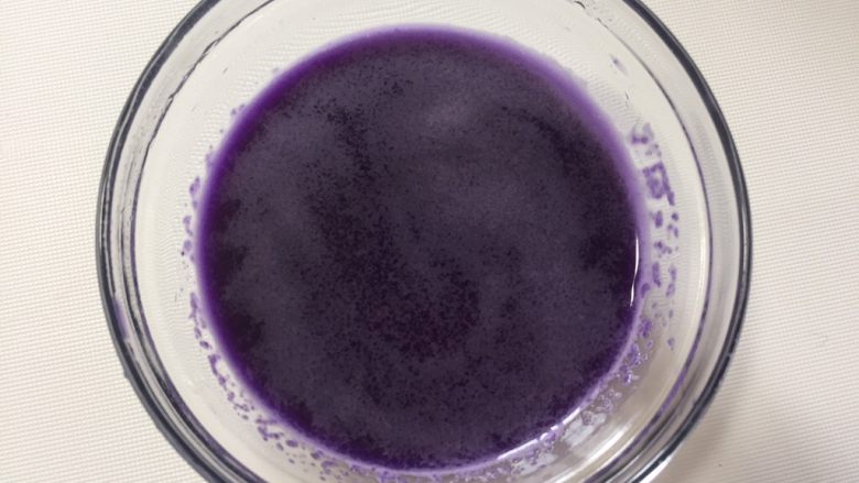纯正手工紫色面条,得出175g的紫色甘蓝汁，纯汁哦，如果你打成的是紫甘蓝蓉，请过滤一下就可得到紫甘蓝汁