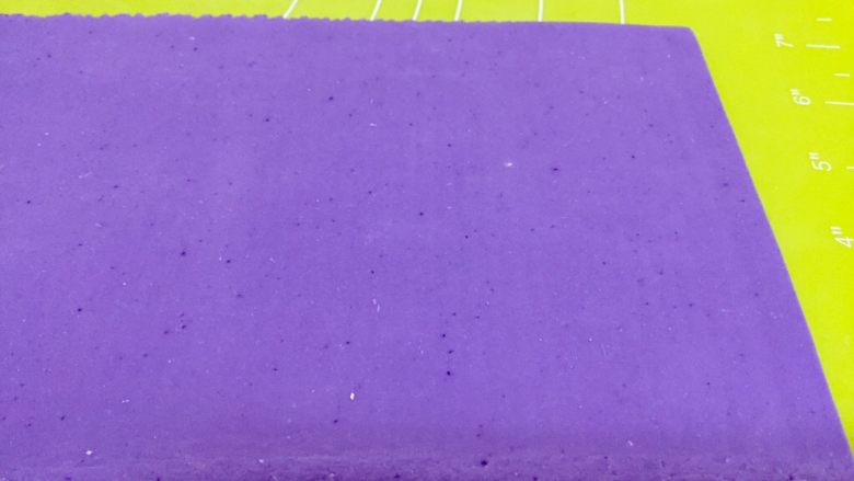 纯正手工紫色面条,用压面机压成你想要的厚度，反复的多压几次，这样面条的劲道好