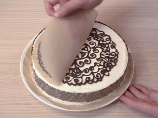 可可戚风巧克力围边奶油蛋糕,等巧克力完全变硬后，小心的撕下烘焙纸