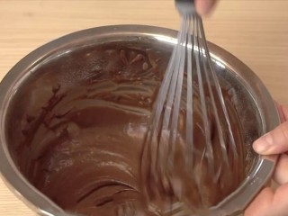 可可戚风巧克力围边奶油蛋糕,搅拌到无干粉即可，不要过度搅拌，以免产生面筋