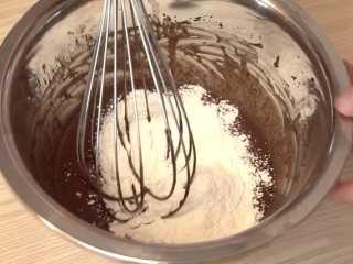 可可戚风巧克力围边奶油蛋糕,在筛入低筋面粉