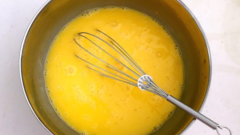 风味独特的蛋糕,鸡蛋打入碗中，调匀