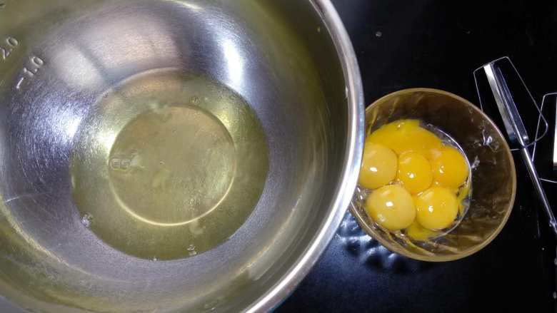 橙味戚风,准备好各项材料，打蛋盆打蛋头要确保无水无油。分离蛋黄和蛋白，蛋白中不要混入有蛋黄。如果是新手，可以用小碗分次把蛋黄蛋白分离出来，以免蛋黄混入蛋白中。