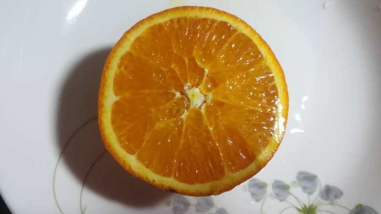 橙味戚风,半个甜橙。