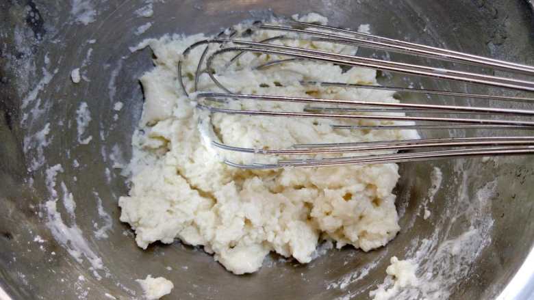 橙味戚风,用蛋抽划Z字形或以翻拌的手法将面粉混合均匀  。尽量不要画圈搅拌的手法，以免面糊起筋，影响蛋糕的蓬松感     。        

