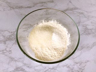 蜂蜜松饼,低筋面粉加入白砂糖、泡打粉