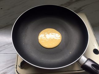 蜂蜜松饼,平底锅烧热，舀一勺面糊从中间滴落成圆形