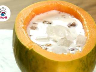 养颜桃胶木瓜盅,将蒸好的桃胶倒入木瓜中，再倒入牛奶，放上适量冰糖