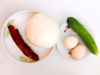 剩馒头的春天   腊肠炒馒头,准备食材：馒头，熟腊肠，土鸡蛋，黄瓜
