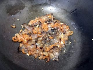 咸肉菜饭,转中火，煸炒至咸肉和海米变色