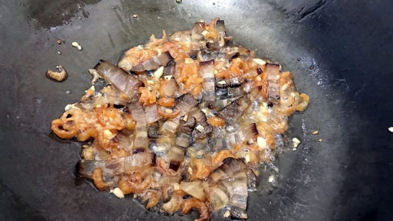 咸肉菜饭,转中火，煸炒至咸肉和海米变色