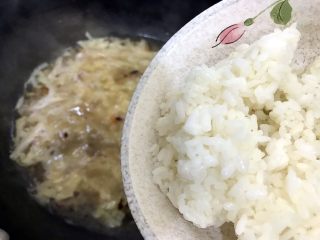 咸肉菜饭,待锅内水煮开之后，倒入米饭