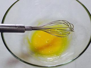 红心火龙果松饼,取一个鸡蛋，蛋清和蛋黄分离。
蛋黄手动搅拌均匀，
蛋清倒入一个无油无水的容器。