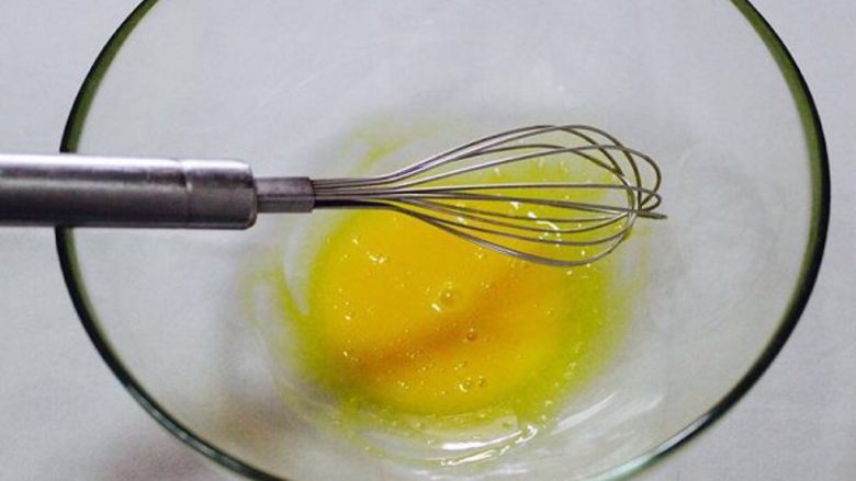 红心火龙果松饼,取一个<a style='color:red;display:inline-block;' href='/shicai/ 9'>鸡蛋</a>，蛋清和蛋黄分离。
蛋黄手动搅拌均匀，
蛋清倒入一个无油无水的容器。