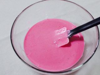 红心火龙果松饼,Z字型搅拌均匀，使低粉和液体充分融合。