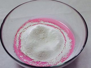 红心火龙果松饼,低粉过筛到火龙果牛奶蛋液中。