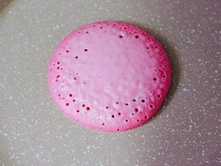 红心火龙果松饼,当出现许多小孔后，即可翻面。