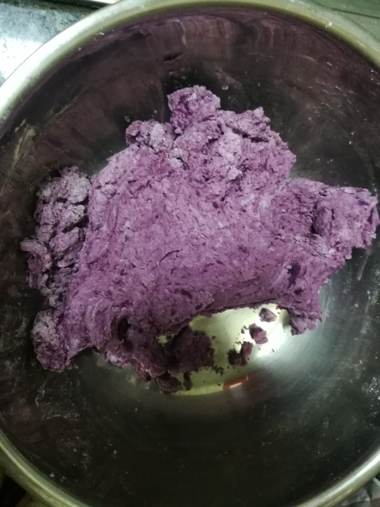 椰蓉紫薯球——遥知不是雪，唯有暗香来,揉搓成面团