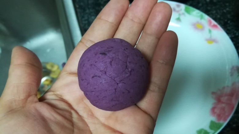 椰蓉紫薯球——遥知不是雪，唯有暗香来,揪下一个剂子，搓成圆溜溜的
