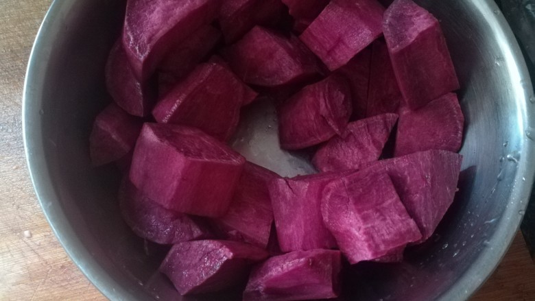 椰蓉紫薯球——遥知不是雪，唯有暗香来,放在盆子里，中间留个洞，这样更快蒸熟